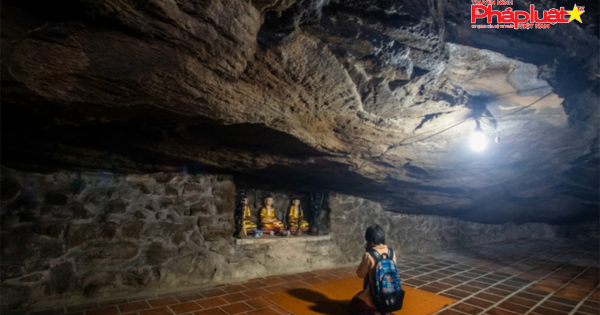 Ngôi chùa 400 tuổi nằm trong hang núi lửa