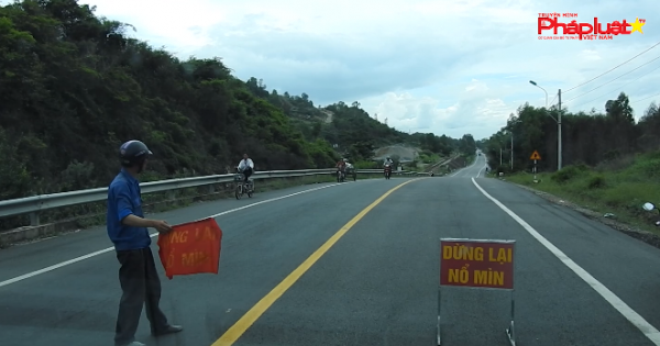Quảng Ngãi: Mỏ đá Mỹ Trang ngang nhiên chặn quốc lộ, nổ mìn khai thác đá