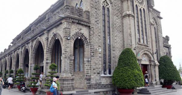 Nhà thờ đá Nha Trang đề xuất thu phí khách nước ngoài