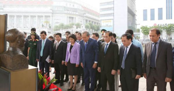 Phó Thủ tướng thăm sứ quán và tọa đàm tại Liên đoàn Sản xuất Singapore