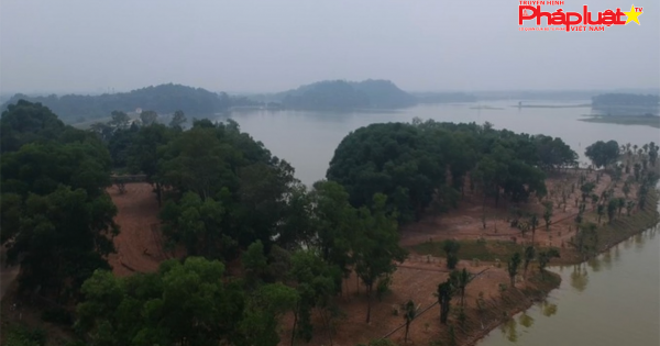 Hà Nội: Hồ Đông Mô, dự án đang bị thanh tra vẫn ngang nhiên đổ đất thi công