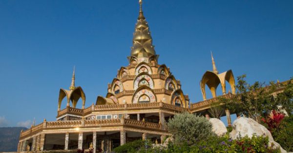 Du lịch: Ngôi đền lấp lánh trên vách thủy tinh với 5 pho tượng Phật độc đáo