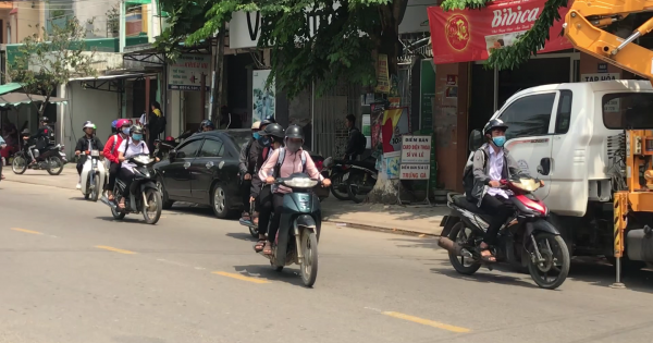 Quảng Ngãi: Học sinh vô tư sử dụng xe máy đến trường