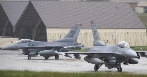 Tiêm kích F-16 của quân đội Mỹ lao xuống đất