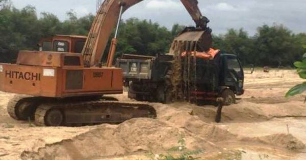 Doanh nghiệp ở Bình Định tự ý ngăn sông để khai thác cát