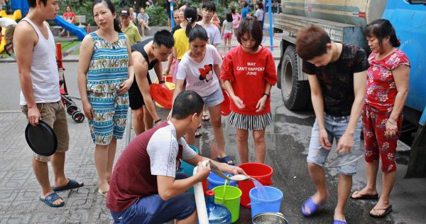 Hà Nội: Dân chung cư xếp hàng lấy nước sạch miễn phí