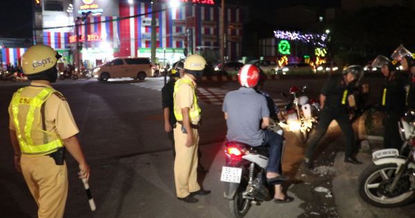 TP HCM: Cảnh sát Giao thông kiểm tra tất cả xe trên đường vào ban đêm