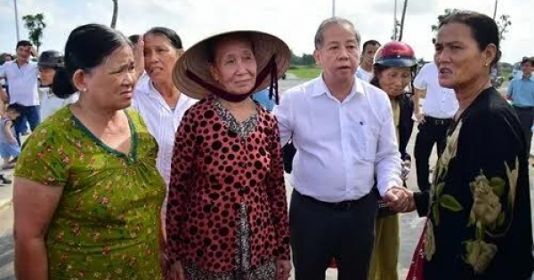 Chủ tịch Thừa Thiên Huế dẫn người dân tái định cư đi xem nơi ở mới