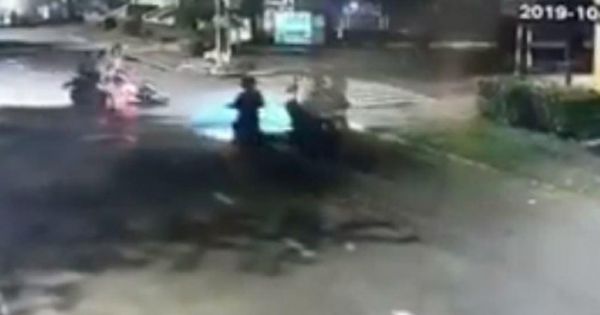 Truy tìm nhóm thanh niên dàn cảnh cướp xe máy của đôi nam nữ trên phố Sài Gòn