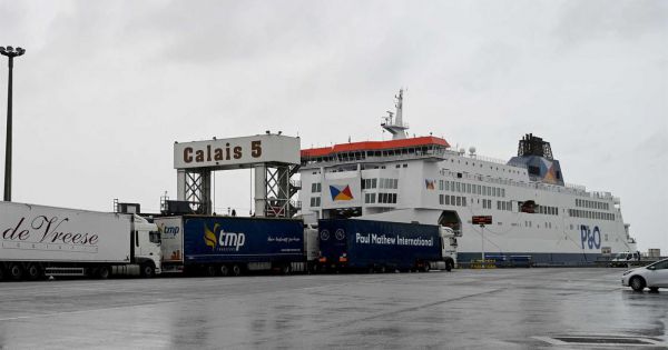 Pháp phát hiện 8 người nhập cư lậu trong thùng xe tải