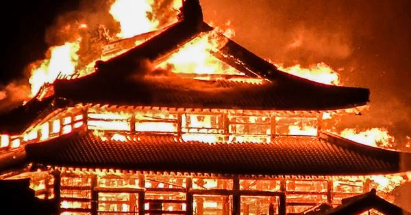Hỏa hoạn thiêu rụi lâu đài cổ 600 năm tuổi ở Nhật Bản