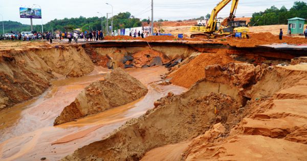 Bình Thuận: Lũ cát đỏ xé toạc đường ven biển