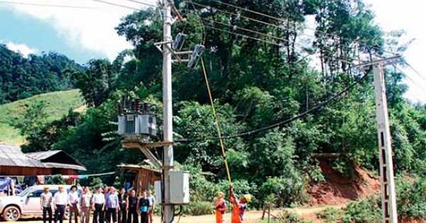 Sơn La: Bản người Mông hưởng điện lưới quốc gia