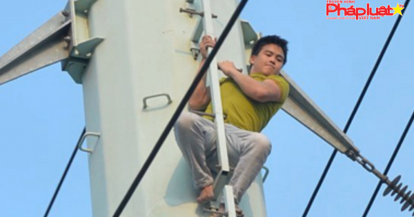 Hà Nội: Giải cứu nam thanh niên leo cột điện cao thế