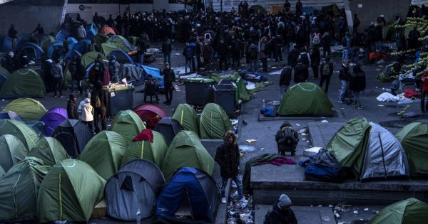 Cảnh sát Pháp giải tỏa khu trại của người di cư phía bắc Paris