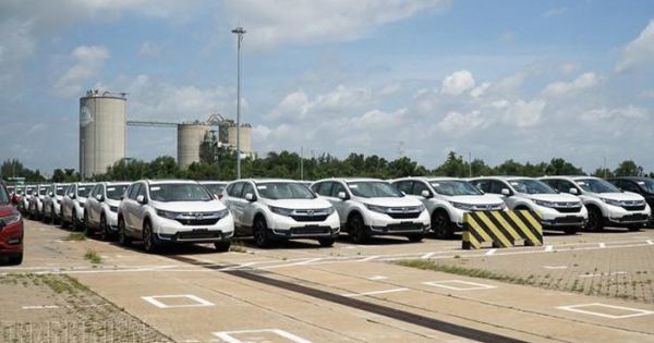 Lượng ô tô nhập khẩu về Việt Nam tăng kỷ lục, giá bán vẫn cao hơn khu vực
