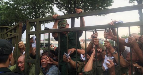 Thương binh leo rào, xô đẩy tranh vé trận Việt Nam - Thái Lan