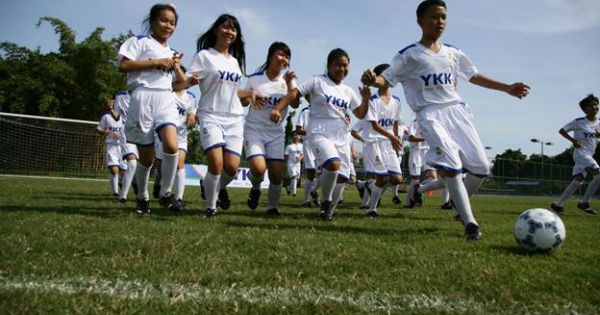 300 trẻ em kém may mắn được đào tạo đá bóng đẳng cấp thế giới