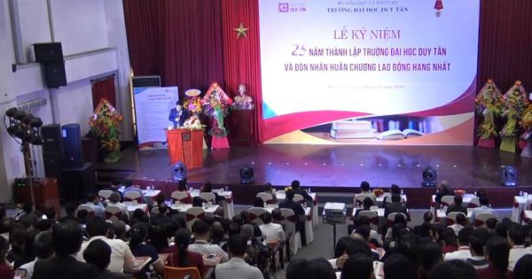 Đại học Duy Tân vinh dự đón nhận huân chương lao động hạng nhất