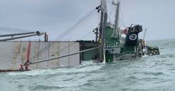 Vụ chìm tàu 9.000 tấn ở vùng biển Hà Tĩnh: Tập trung xử lý dầu loang