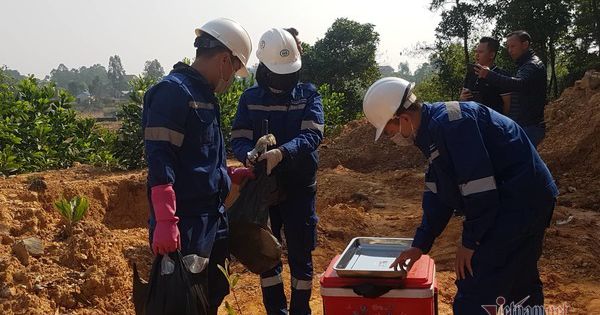 Điều tra, lấy mẫu giám định vụ 11 hố chôn chất thải hôi thối ở Sóc Sơn