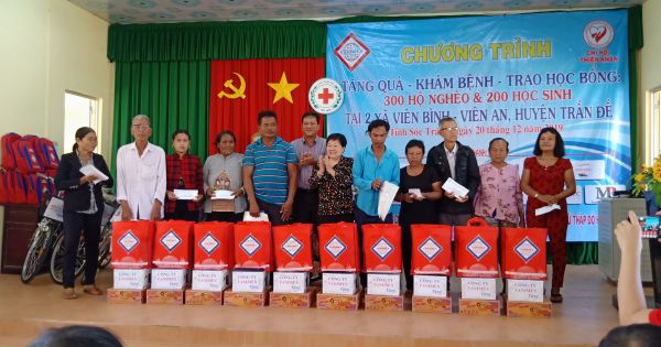 Khám bệnh, tặng quà cho 300 bà con nghèo tại xã Viên Bình và xã Viên An, Huyện Trần Đề tỉnh Sóc Trăng.