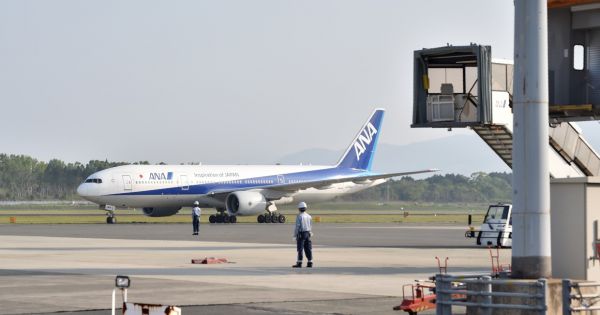 Máy bay Nhật Bản hạ cánh khẩn cấp vì cháy động cơ