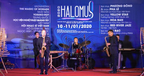 Khách quốc tế say đắm nhạc Việt trên sân khấu giữa biển trời Hạ Long