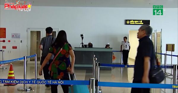 Đo thân nhiệt du khách tại sân bay Cam Ranh