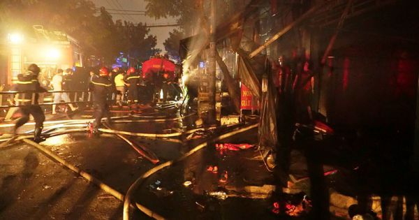 TPHCM: Cháy dữ dội, 9 ki ốt ở Bình Tân bị biển lửa bao trùm