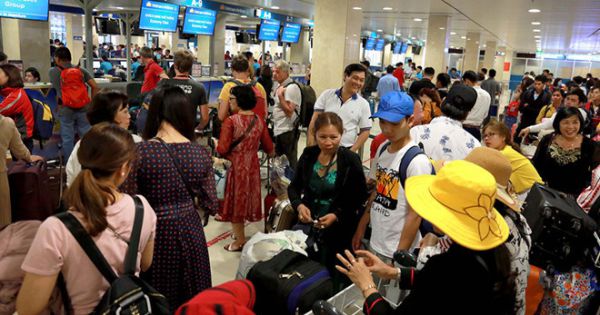 Không được đeo kính đen, khẩu trang khi 'check in' tại sân bay Tân Sơn Nhất