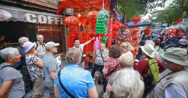 Dòng người chen chân mua sắm Tết ở chợ hoa lâu đời nhất Hà Nội