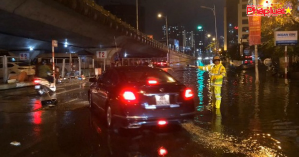 Cảnh sát giao thông Thủ đô dầm mình trong mưa lớn, đảm bảo an toàn cho nhân dân trong đêm giao thừa