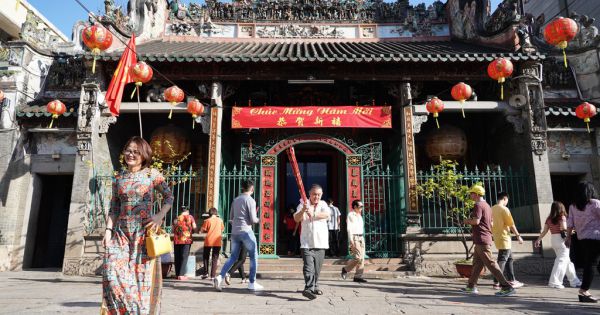 Ngôi chùa người Hoa lâu đời nhất TP.HCM kín người đến lễ ngày Tết