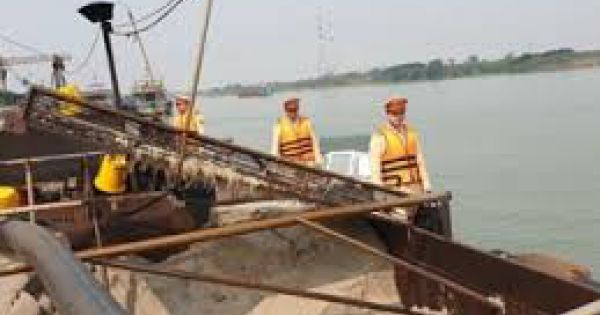 Hà Nội: Chủ tàu khai thác cát lậu trên sông Hồng bị phạt 54 triệu đồng