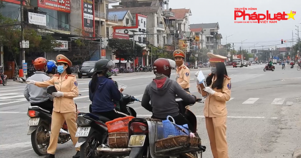 Hà Tĩnh: CSGT Thị xã Kỳ Anh phát khẩu trang miễn phí cho người dân