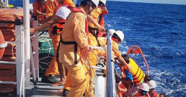 Đưa 40 thuyền viên gặp nạn ở vùng biển Hoàng Sa vào bờ an toàn