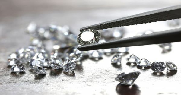 Bẻ cong kim cương ở mức độ nano