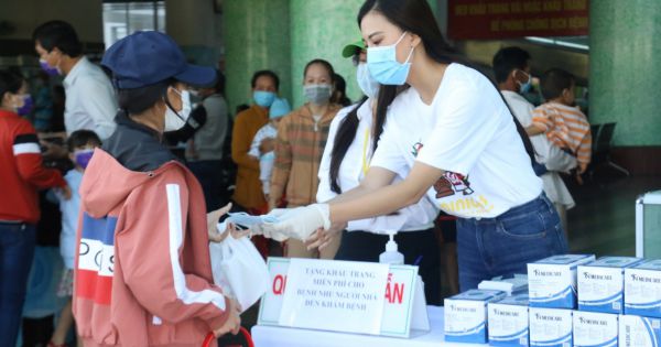Á hậu Kim Duyên phát khẩu trang y tế chung tay cùng cộng đồng