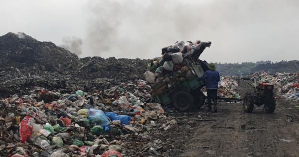Người dân Yên Phong, Bắc Ninh 'chết mòn' cạnh bãi rác gần 10 năm chưa được xử lý