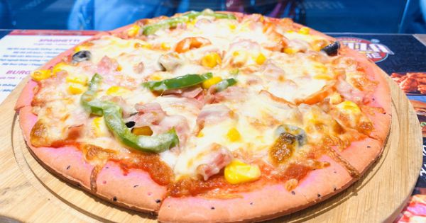 Pizza thanh long ruột đỏ giải cứu nông sản cháy hàng ở Hà Nội