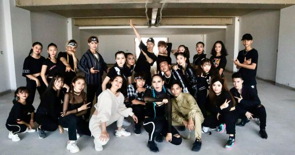 Khánh Thi ‘làm mới’ vũ đạo bài hit của BTS bằng dance sport