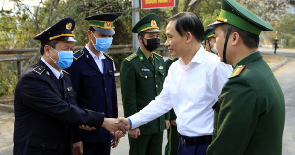 Thứ trưởng Bộ Ngoại giao Lê Hoài Trung khảo sát và làm việc tại Cửa khẩu Quốc tế Tây Trang
