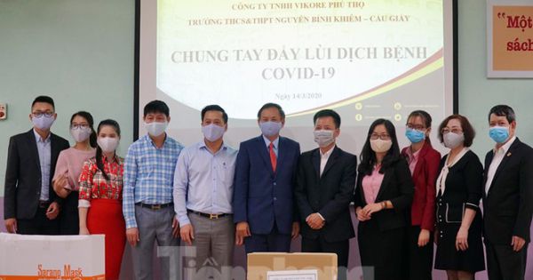 Tặng hàng nghìn khẩu trang, cồn sát khuẩn cho học sinh ở Cầu Giấy, Hà Nội