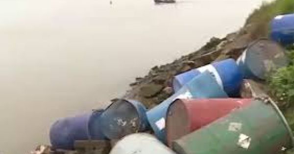 Hà Nội: Trích xuất camera, điều tra vụ hàng chục thùng phuy nghi chứa hóa chất đổ trộm xuống sông Hồng