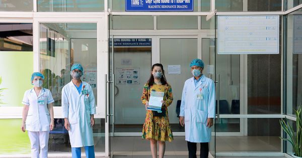 Cô gái mắc Covid-19 đầu tiên ở Hà Nội (BN17) ra viện