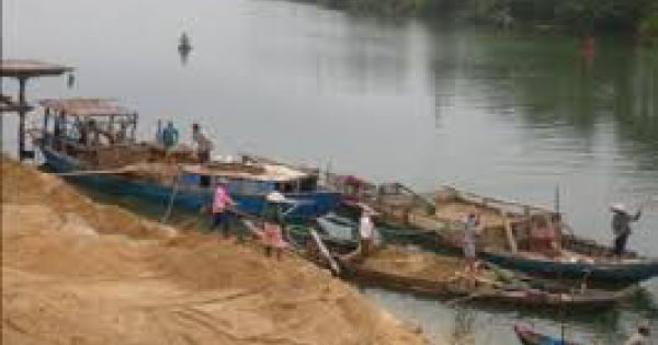 Vĩnh Long: Bắt quả tang 3 sà lan khai thác cát trái phép trên sông Tiền