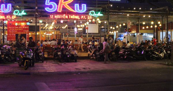 Hết cách ly xã hội: Quán nhậu ở Sài Gòn đông nghịt khách