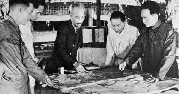 Chủ tịch Hồ Chí Minh và Đại tướng Võ Nguyên Giáp trong Chiến dịch Điện Biên Phủ