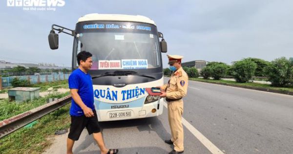 CSGT Bắc Ninh xử phạt hàng loạt ô tô đón, trả khách giữa đường